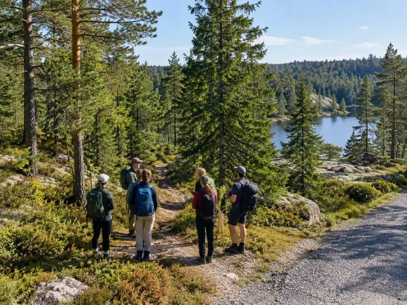 Nuuksion puolipäiväretki junalla ja bussilla, biologi oppaana